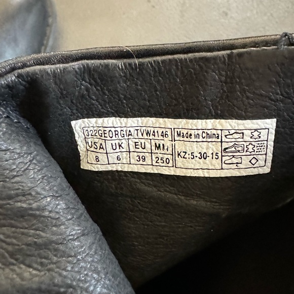 Like new Vionic Georgia ankle boots. Orthoheel technology. Cute metal grommet. - Picture 3 of 5